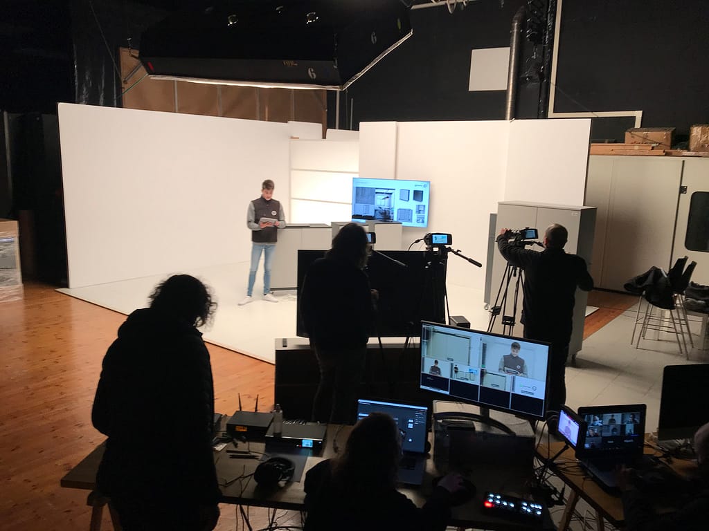 Producció multicàmera al plató amb monitors de realització