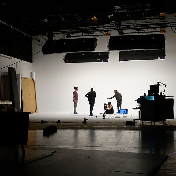 Equip de rodatge treballant davant del ciclorama XL amb softbox de sostre