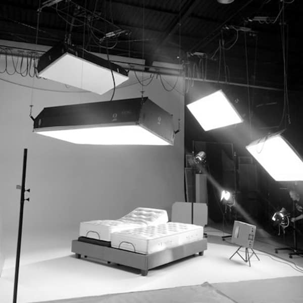 Sessió de fotografia d'un llit articulat amb softbox